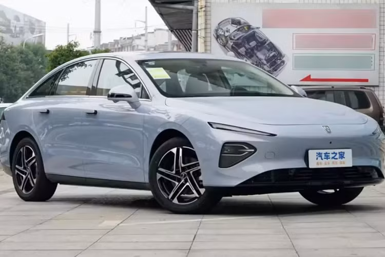 Roewe D7 2023 mới của SAIC đã chính thức được ra mắt với mức giá dao động từ 125.800 nhân dân tệ đến nhân dân tệ, tương đương 409 triệu đồng đến 575 triệu đồng. Trong đó Roewe D7 DMH hybrid sẽ có 3 bản với giá bán lần lượt sẽ là 409 triệu đồng, 442 triệu đồng và 475 triệu đồng.
