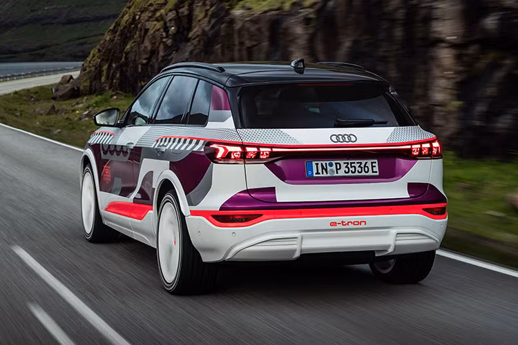 Mẫu SUV điện Audi Q6 e-tron là mẫu xe điện tiên phong được Audi trang bị công nghệ đèn mới. Hệ thống đèn ban ngày trên Q6 e-tron 2024 sẽ bao gồm 70 bóng đèn LED.