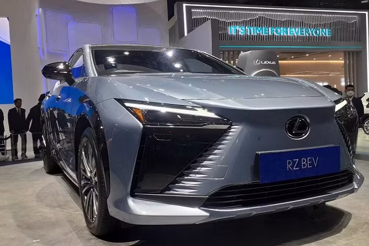 Thêm vào đó là 2 cánh gió mui nhỏ, khe gió ở hai góc đuôi xe và ốp màu đen bóng trên cản sau. Bên trong RZ là không gian nội thất được thiết kế theo chủ đề "Tazuna", nghĩa là "dây cương", tương tự nhiều mẫu xe Lexus đời mới khác như NX hay RX. Do đó, các chi tiết trong khoang lái đều hướng về người điều khiển.