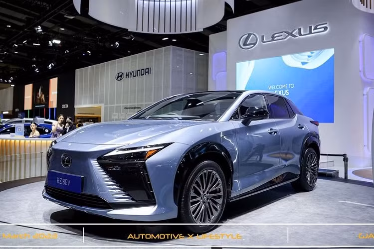 Tương tự mẫu SUV thuần điện Toyota bZ4X đang bán tại Indonesia, Lexus RZ cũng được phát triển dựa trên cơ sở gầm bệ e-TNGA. Toyota Indonesia khẳng định tuy dùng chung cơ sở gầm bệ nhưng Lexus RZ là sản phẩm hoàn toàn khác biệt so với bZ4X. Điều này thể hiện qua mô-tơ điện, hệ dẫn động và cảm giác lái của Lexus RZ.