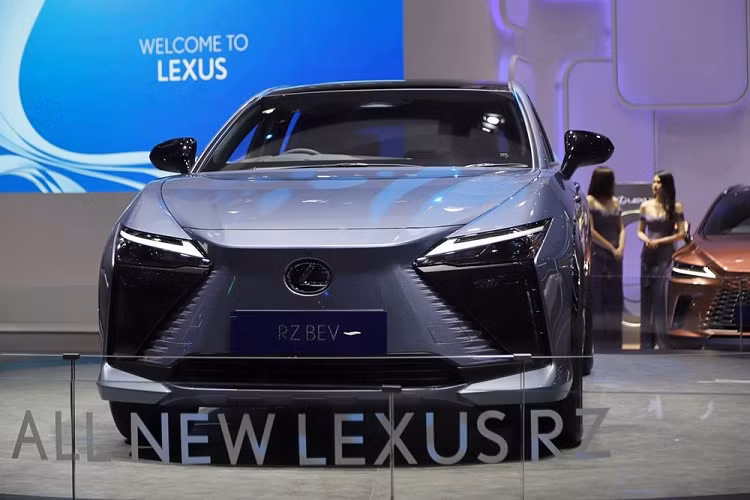 Mẫu SUV thuần điện hạng sang của thương hiệu Lexus được trang bị 2 mô-tơ điện được tích hợp vào cầu trước và cầu sau, tạo ra công suất tổng cộng 308 mã lực cùng mô-men xoắn cực đại 435 Nm. Bên cạnh đó là cụm pin có dung lượng 71,4 kWh, mang đến quãng đường di chuyển 310 km sau một lần sạc đầy pin. Với bộ sạc nhanh, thời gian nạp đầy pin cho xe chỉ dừng ở mức 28 phút.