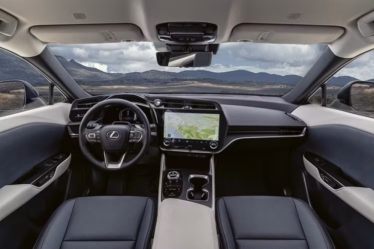Là phiên bản thương mại của xe concept Lexus LF-Z Electrified, mẫu SUV thuần điện này sở hữu ngoại hình khá ấn tượng. Lexus RZ chạy điện không có lưới tản nhiệt. Tuy nhiên, khu vực chính giữa đầu xe vẫn được tạo hình như lưới tản nhiệt con suốt đặc trưng của thương hiệu Lexus.