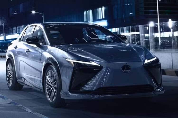 Cuối cùng là những công nghệ an toàn nằm trong gói Lexus Safety System+ như hỗ trợ tránh lái chủ động, tránh va chạm sớm, kiểm soát hành trình ở mọi dải tốc độ, cảnh báo chệch làn đường, ga tự động ở tốc độ thấp, đỗ xe từ xa và cảnh báo khi người lái mất tập trung. Hiện hãng Lexus chưa công bố thời điểm bán RZ ra thị trường Indonesia và giá của mẫu SUV thuần điện hạng sang này.