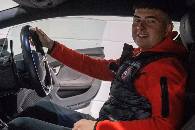 Phần thưởng của giải này là một chiếc Lamborghini Huracan hoặc khoản tiền mặt trị giá 100.000 bảng Anh (khoảng 2,85 tỷ đồng). Và không quá bất ngờ khi chàng thanh niên trẻ tuổi đã lựa chọn chiếc Huracan. Chưa đầy một tháng nhận xe, Grant Burnett đã bất ngờ chia sẻ lên Facebook rằng chiếc Lamborghini Huracan bị tai nạn nát phần đầu.