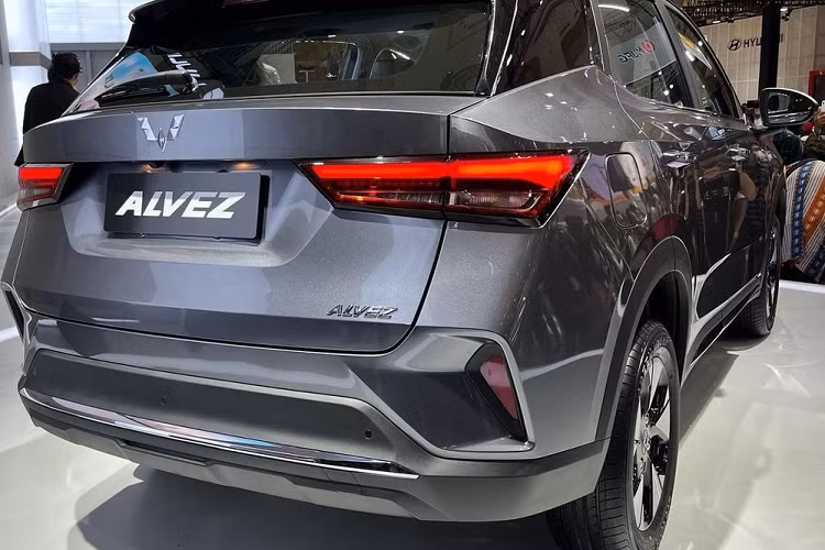 Đằng sau xe, Wuling Alvez 2023 được trang bị đèn hậu LED nhỏ gọn, cánh gió mui ngắn, đèn phản quang hình tam giác ở hai góc và nẹp mạ crôm trên cản sau. Đầu ống xả của xe được giấu khá kín bên dưới cản sau, tạo cảm giác gọn gàng.