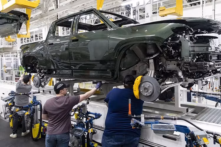 Trong bối cảnh này, Rivian vẫn đặt mục tiêu cắt giảm chi phí cũng như tái thiết kế R1T và R1S để cuối cùng có lãi trong tương lai gần. Đây không phải là một nhiệm vụ dễ dàng khi mà Rivian đang bán ôtô điện với mức giá trung bình 80.000 USD (khoảng 1,95 tỷ đồng), nhưng Giám đốc điều hành Rivian RJ Scaringe rất lạc quan về cơ hội của nó.