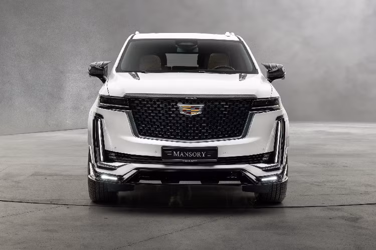 Mansory bổ sung các chi tiết ốp trang bị với chất liệu sợi carbon ở cản trước, hốc gió, nắp capo, ốp tai gương ngoại thất, vòm bánh xe, khuếch tán gió sau, cánh gió, viền cột C...