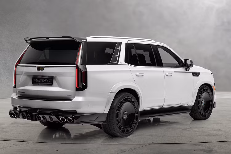 Điểm nhấn của chiếc SUV hạng sang Cadillac Escalade chính là bộ mâm hợp kim FD.15 được sơn màu đen bóng cùng thiết kế khí động học có kích thước 26 icnh kết hợp với bộ lốp cỡ lớn 295/30 R26.