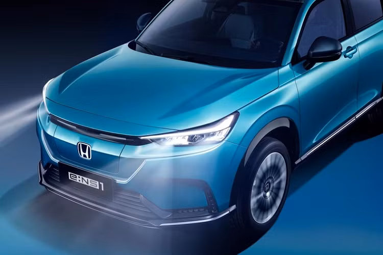 Là sản phẩm của 2 liên doanh nhưng Honda e:NS1 và e:NP1 sở hữu ngoại thất gần như giống hệt nhau. Bên cạnh đó, cặp đôi ôtô điện này còn dùng chung cả trang bị. Ở bản Standard Range, phiên bản điện của Honda HR-V dùng mô-tơ điện xoay chiều đồng bộ nam châm vĩnh cửu có công suất tối đa 182 mã lực và mô-men xoắn cực đại 310 Nm.
