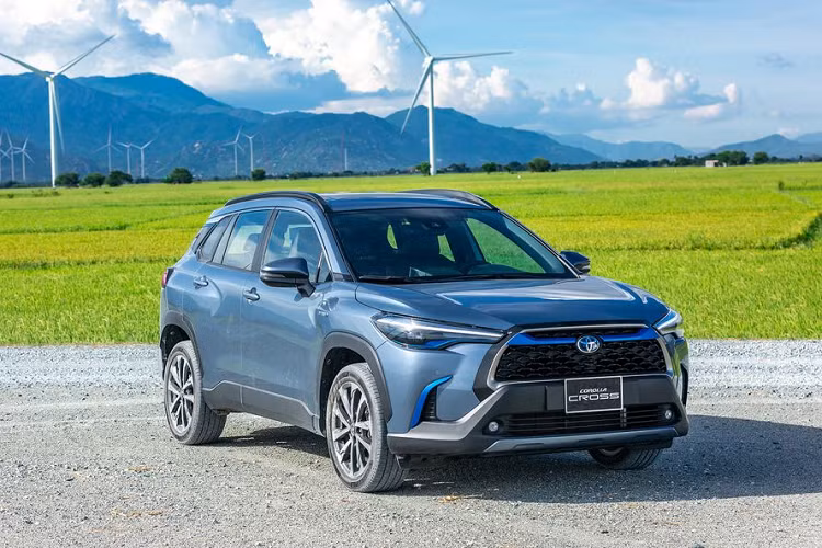  Toyota Corolla Cross Cùng với Vios, Corolla Cross là mẫu xe chủ lực doanh số của Toyota tại Việt Nam. Mẫu xe SUV đô thị dưới 1 tỷ đồng này được ưa chuộng bởi động cơ bền bỉ, tiết kiệm nhiên liệu và không gian nội thất rộng rãi bậc nhất phân khúc xe gầm cao cỡ B.