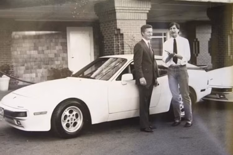 Steve Jobs là một trong những nhân vật nổi bật nhất thế giới công nghệ và đổi mới sáng tạo. Ông là người đồng sáng lập, chủ tịch và cựu tổng giám đốc của Apple. ông có một thói quen rất đặc biệt, đó là cứ 6 tháng Steve Jobs lại đổi ôtô một lần, dù chiếc xe không hỏng hóc hay có vết xước nào cả.