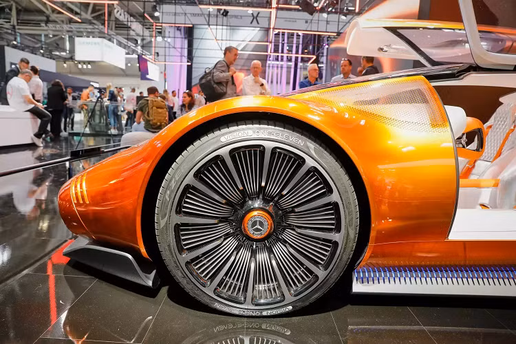 Theo Markus Schafer, Giám đốc kỹ thuật của Mercedes-Benz, mẫu xe concept Vision One-Eleven được trang bị tối đa 4 mô-tơ này, mỗi cái có thể sản sinh lượng công suất lên đến 480 mã lực và đạt mô-men xoắn cực đại 800 Nm, qua đó đạt tổng sức mạnh 1.920 mã lực và 3.200 Nm. Điều này làm cho động cơ hướng trục YASA trở nên lý tưởng cho các loại xe điện hiệu năng cao. 