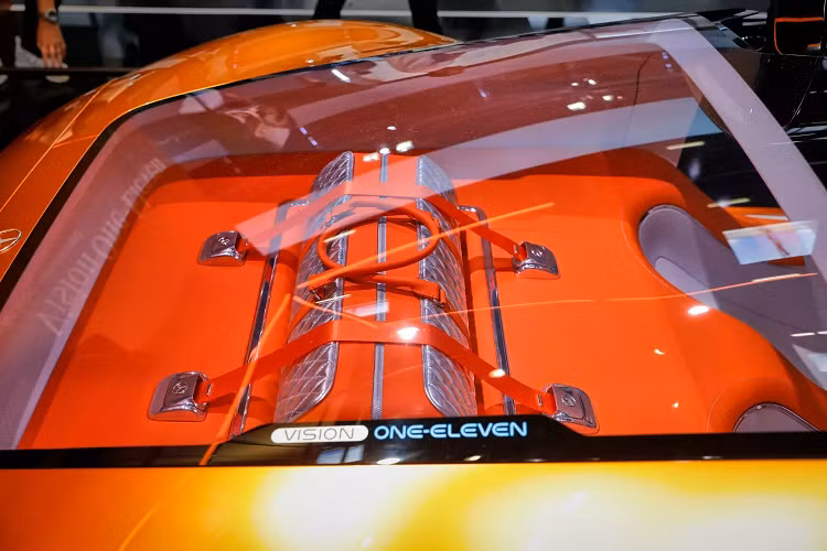 Mercedes Vision One-Eleven thử nghiệm kết hợp công nghệ mô-tơ điện hướng trục mới nhất do công ty YASA của Anh phát triển. Các mô-tơ điện của công ty con trực thuộc Mercedes-Benz AG này có khả năng tạo ra mã lực và mô-men xoắn cao trong khi cực kỳ nhẹ và nhỏ gọn, có kích thước bằng một rô-to phanh dày.
