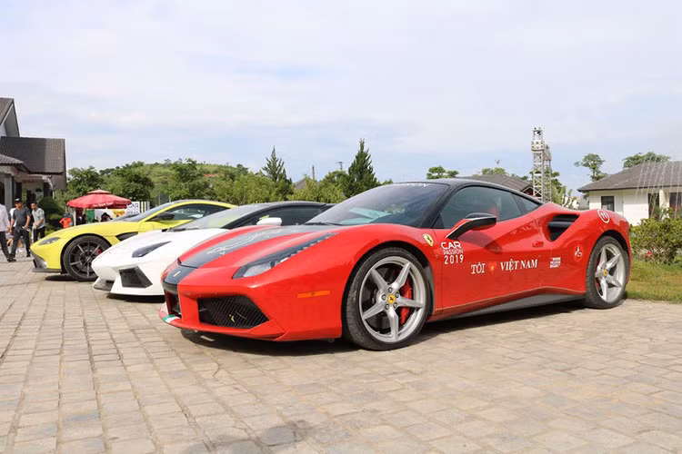 Trong hành trình siêu xe Car Passion diễn ra vào năm 2018, ca sĩ Tuấn Hưng cũng tham dự trong 2 chặng đường từ Hà Nội đi Sapa và Hà Nội đi Ninh Bình trên chiếc Ferrari 488 GTB màu đỏ biển số rất đẹp.