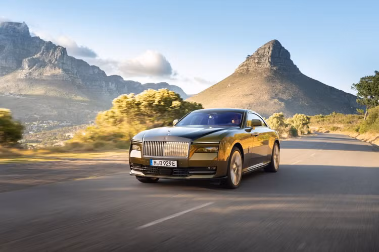 Ly do khach hang mua Rolls-Royce Spectre sieu sang phai doi toi 2 nam?