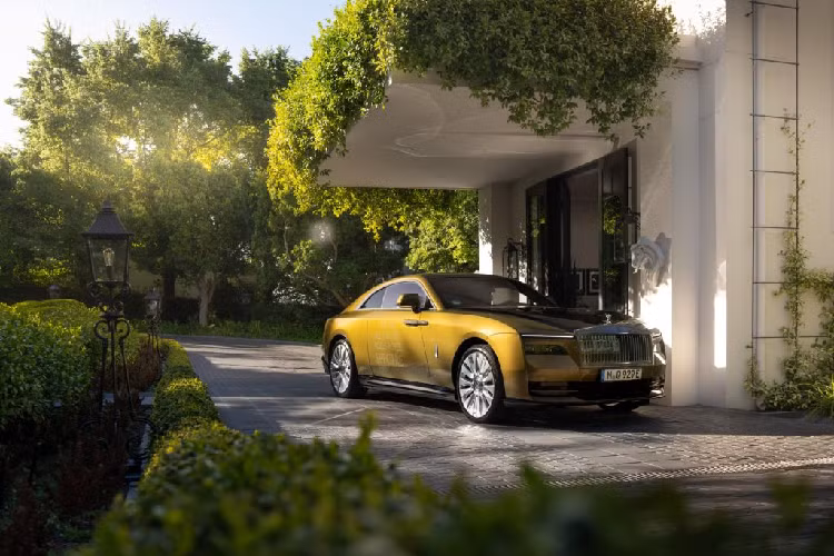 Trước Spectre, Rolls-Royce từng có kinh nghiệm sản xuất các mẫu xe điện từ các concept như 102EX hay 103EX, nên dù lượng đơn đặt hàng có lớn cũng không quá khó khăn với hãng xe sang Anh Quốc này.