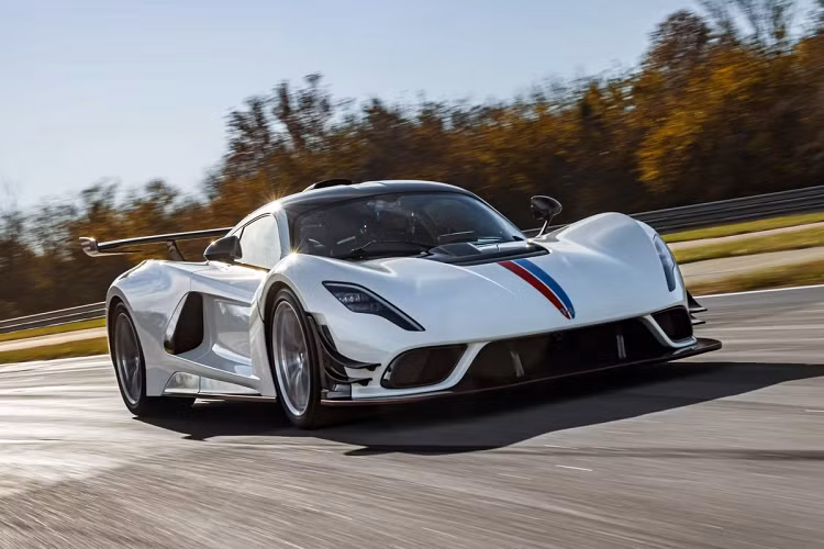 Trái tim của Hennessey Venom F5 Revolution vẫn là khối động cơ Fury tăng áp kép 6.6L mạnh 1.842 mã lực. Sức mạnh được truyền xuống cầu sau thông qua hộp số ly hợp đơn.