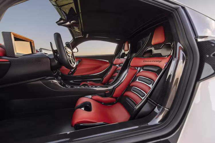 Tương tự Venom F5 và Venom F5 Roadster, nội thất của Venom F5 Revolution được lấy cảm hứng từ những mẫu máy bay chiến đấu với trang bị ghế đua bằng sợi carbon.