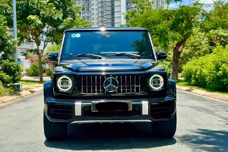 Nói về dòng xe SUV hạng sang trên 10 tỷ đồng tại thị trường Việt Nam, trong gần 5 năm vừa qua, không có sự lựa chọn nào hợp lý hơn cho xe Mercedes-AMG G63 hạng sang, thiết kế đẹp, nội thất vừa đủ dùng và quan trọng, đây là 1 trong những mẫu xe SUV dù trải qua nhiều thập kỷ phát triển, nhưng thiết kế tổng thể của xe không thay đổi quá nhiều.