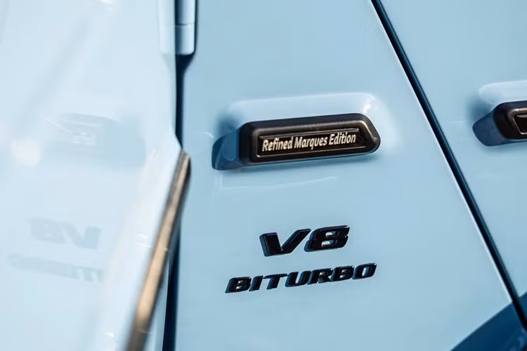Bệ cửa được khắc chìm logo của hãng độ Refined Marques, trong khi tay cầm bảng taplo được khắc dòng chữ "Special Edition 1 of 20" (phiên bản đặc biệt 1 trên 20 chiếc).