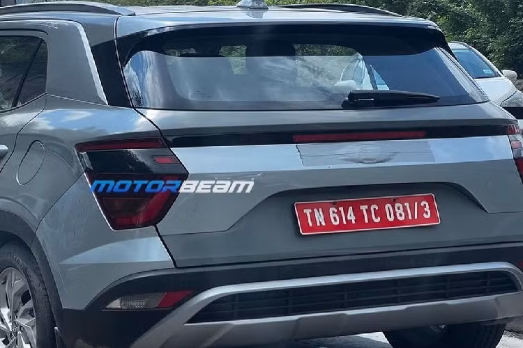 Tuy nhiên, nhiều khả năng xe sẽ dùng chung các hệ thống phụ quan trọng với người anh em Hyundai Kona EV. Nếu đúng như vậy, Hyundai Creta EV có thể sẽ được trang bị mô-tơ điện PMSM với công suất tối đa 100 kW (khoảng 136 mã lực) và mô-men xoắn cực đại 395 Nm Cụm pin của Hyundai Creta EV có thể là loại lithium-ion polymer với dung lượng 39,2 kWh giống Kona EV.