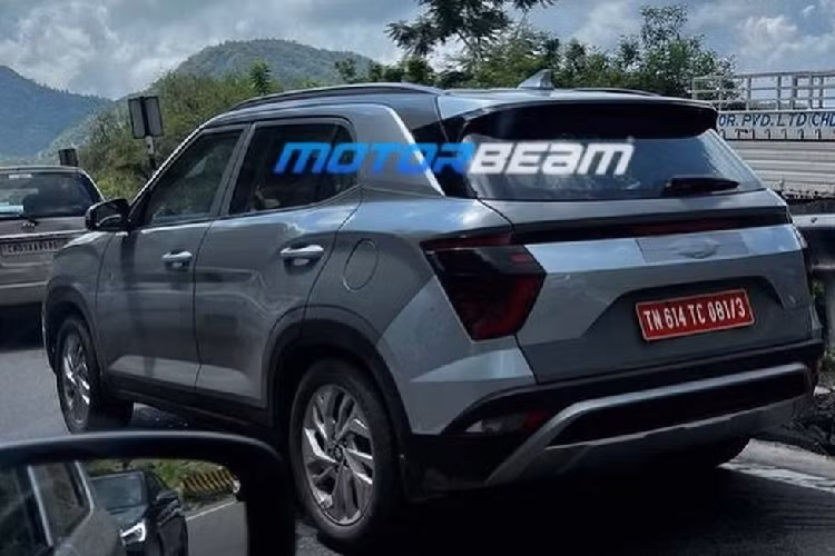 Trong khi đó, vô lăng và cửa gió điều hòa của xe không khác gì Hyundai Creta đang bán trên thị trường. Tương tự nội thất, ngoại thất của Hyundai Creta EV cũng không thay đổi nhiều so với phiên bản máy xăng.