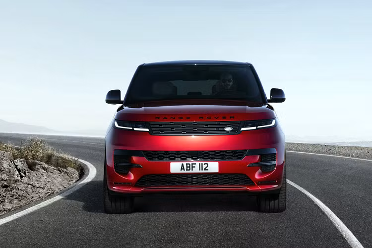 Tại Việt Nam, Range Rover Sport 2023 cạnh tranh trong phân khúc SUV hạng sang cỡ trung, cùng với Mercedes-Benz GLE, BMW X5, Audi Q7 và Porsche Cayenne. So với các đối thủ của mình, giá xe Range Rover Sport có mức bán ra cao gấp đôi BMW X5 hiện tầm 4 tỷ đồng.