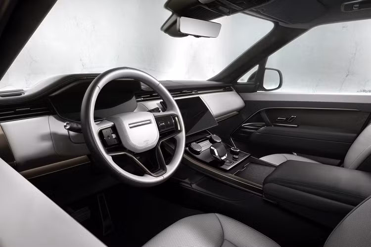 Về ngoại thất, mẫu xe SUV Range Rover Sport 2023 vẫn sử dụng lại bộ khung quen thuộc từ Land Rover nhưng mang phong cách hiện đại, gọn gàng và sắc sảo hơn. So với thế hệ cũ, xe có thiết kế đèn pha mỏng hơn, tay nắm cửa được đặt ẩn giúp tối ưu tính khí động học.