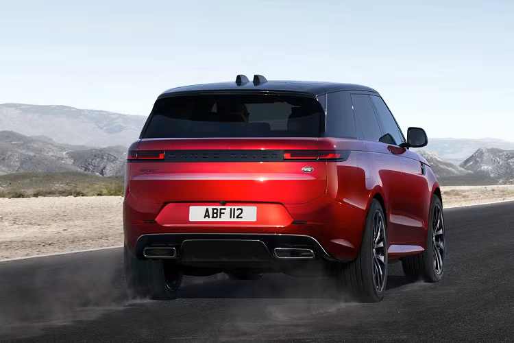Không gian nội thất của Range Rover Sport vẫn được thiết kế kế với những đường nét vuông vắn đặc trưng. Màn hình thông tin giải trí 13,1 inch có thiết kế cong, đặt nổi ở trung tâm táp-lô, có độ phân giải cao và sử dụng hệ điều hành Pivi Pro, tương thích Apple CarPlay và Android Auto không dây