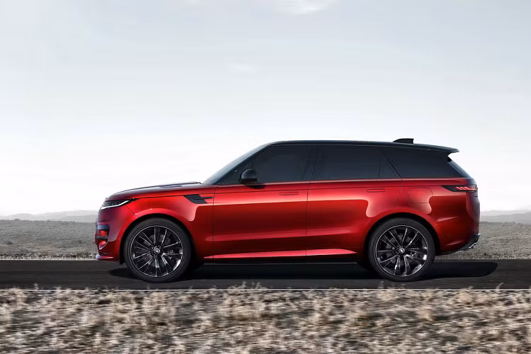 Các phiên bản Mercedes-Benz GLE có giá bán dao động trong khoảng 4,5 tỷ đồng. Range Rover Sport thế hệ thứ 3 lần đầu ra mắt quốc tế vào tháng 5 năm ngoái với những nâng cấp đáng kể về thiết kế nội/ngoại thất và trang bị.