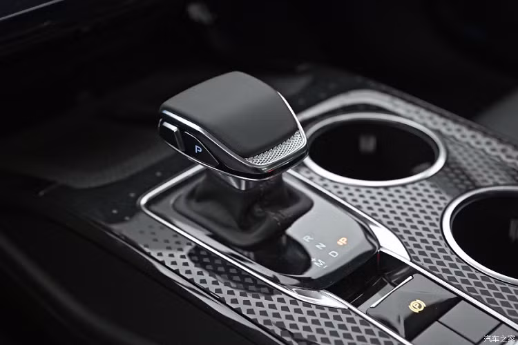 Ngay khi ra mắt, Hồng Kỳ HS3 thế hệ mới sẽ phải đối mặt với sự cạnh tranh từ Volkswagen Tharu 2023, Nissan Qashqai 2023 hay Honda HR-V 2023. Những sản phẩm này có doanh số bán hàng tốt và phổ biến trên thị trường vì thế có tính cạnh tranh cao.