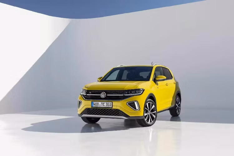 Phía trước đầu xe, T-Cross 2024 có đèn pha dùng công nghệ LED Matrix IQ.Light độc quyền của Volkswagen. Đây là trang bị tiêu chuẩn trên các bản R-Line và Style, đồng thời là trang bị tùy chọn trên cấu hình Life rẻ tiền hơn. Theo đó, ánh sáng đèn pha nối với nhau bởi thanh kim loại chạy ngang lưới tản nhiệt cũng có thể phát sáng, chứ không chỉ đơn thuần là thanh chrome đơn điệu như trước đây.