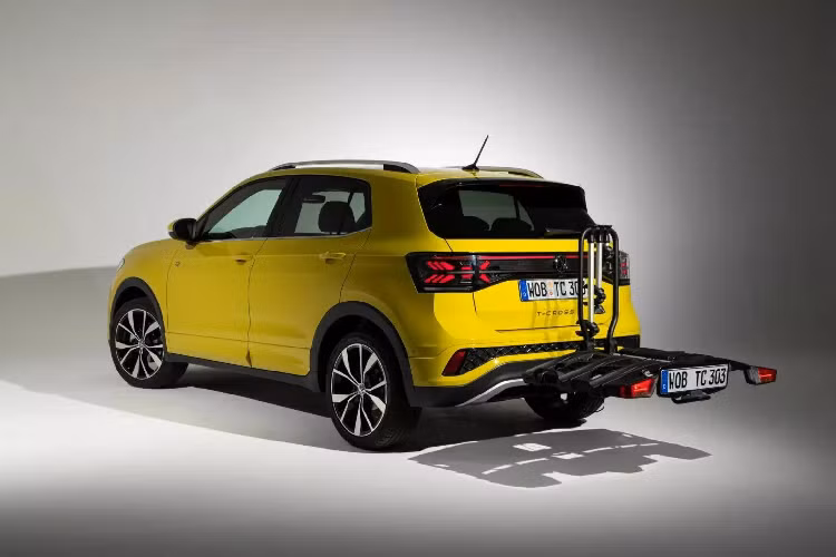 Những bản cấu hình thấp hơn của T-Cross 2024 nhà Volkswagen cũng sẽ không còn dùng đèn pha halogen nữa, mà thay bằng đèn LED tiêu chuẩn, chỉ thiếu thanh ngang IQ.Light nêu trên. Trong khi đó, miếng ốp bảo vệ gầm màu bạc ở dưới cản xe sẽ là trang bị lắp sẵn, tạo cho xe sự hầm hố nhất định. Phía sau xe, đèn hậu giờ đây có họa tiết chữ X và cũng được kết nối với nhau bởi một dải đèn LED chạy ngang bề rộng đuôi xe.