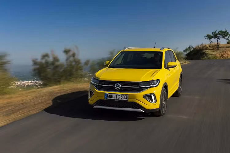 Giá xe Volkswagen T-Cross 2024 chưa công bố, xe dự kiến sẽ được bán ra thị trường châu Âu kể từ đầu năm 2024, sau đó sẽ đến với những khu vực khác. Mẫu T-Cross hiện hành đang bán ở Việt Nam từ 2022 với giá niêm yết 1,099 tỷ đồng luôn bị coi là chiếc xe SUV hạng B đắt nhất, không xứng với số tiền bỏ ra.