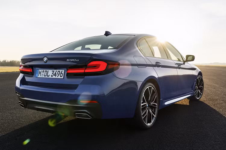 Với sự xuất hiện của BMW i5, 5 Series thế hệ mới sẽ có đội hình hoàn chỉnh nhất lịch sử với các bản xăng, dầu, hybrid sạc điện PHEV và thuần điện. Trong đó, bản PHEV đáng chú ý nhất khi được trang bị động cơ xăng V8 kết hợp mô tơ điện cho sức mạnh lên tới 750 mã lực.