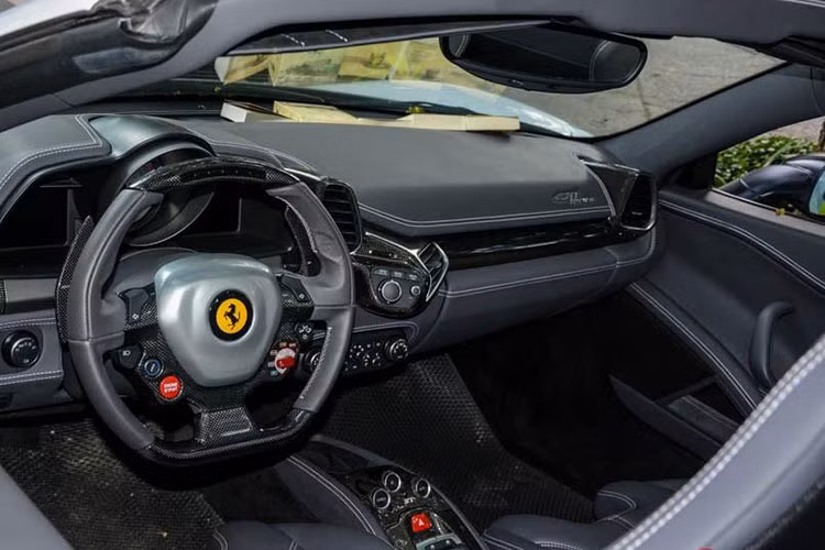 Thông tin chúng tôi có được, chiếc siêu xe mui trần Ferrari 458 Spider mang biển số 51F-609.77 đã được nhập về nước từ 7 năm trước, chủ nhân lúc đó của xe không ai khác ngoài doanh nhân Đặng Lê Nguyên Vũ, nhưng sau 5 năm sở hữu đã bán lại khiến siêu ngựa trải qua vài đời chủ trước khi được nhà sưu tập xe lớn nhất Việt Nam mua lại.