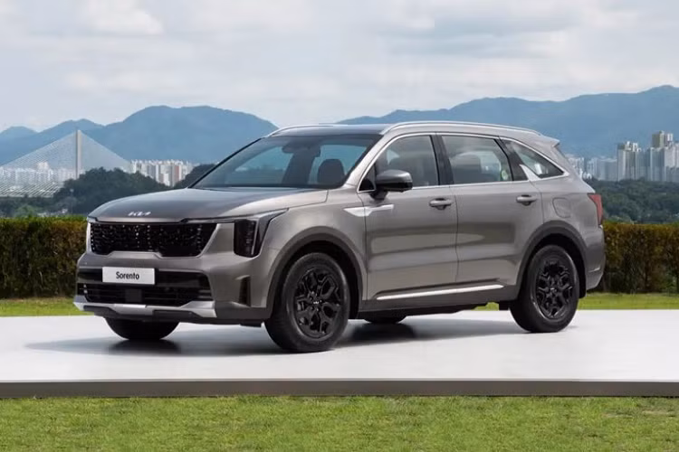  Kia Sorento 2024 Sau khi đối thủ Hyundai SantaFe ra mắt thế hệ mới, Kia cũng nhanh chóng trình làng bản facelift của Sorento. Dù chỉ là bản nâng cấp nhỏ nhưng thiết kế ngoại thất của mẫu crossover cỡ D nhà Kia cũng có khá nhiều thay đổi. Phong cách thiết kế của xe vẫn tinh tế và mạnh mẽ theo ngôn ngữ “Opposites United” nhưng sang trọng hơn bản cũ.