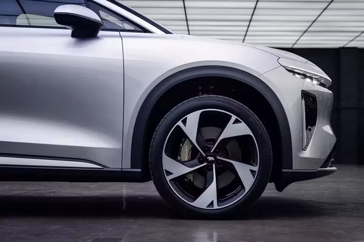 ... cũng như vành hợp kim 5 chấu 22 inch, đi kèm lốp Pirelli P Zero Elect PZ5.