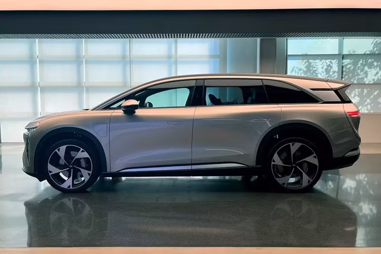 Theo công bố của hãng, SUV điện Lucid Gravity có kích thước dài x rộng x cao lần lượt là 5.034 x 1.999 x 1.656 mm và chiều dài cơ sở 3.035 mm. Như vậy, mẫu xe này có kích thước khá tương đồng với VinFast VF9.