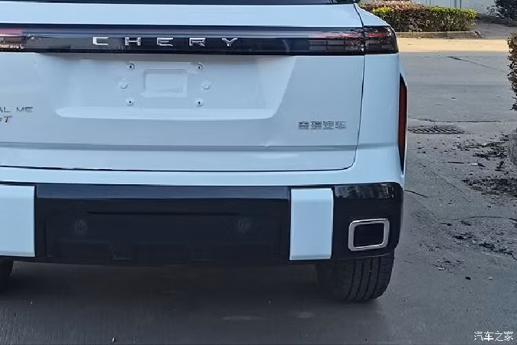 Chery TJ-1 được trang bị hệ truyền động plug-in hybrid C-DM với máy xăng 4 xi-lanh, tăng áp, dung tích 1.5 lít, tạo ra công suất tối đa khoảng 154 mã lực và mô-men xoắn cực đại 220 Nm, động cơ này còn có mô-tơ điện. Hệ truyền động xăng và điện cho phép xe chạy được quãng đường tối đa 1.200 km đồng thời chỉ tiêu thụ lượng xăng trung bình 1 lít/100 km.