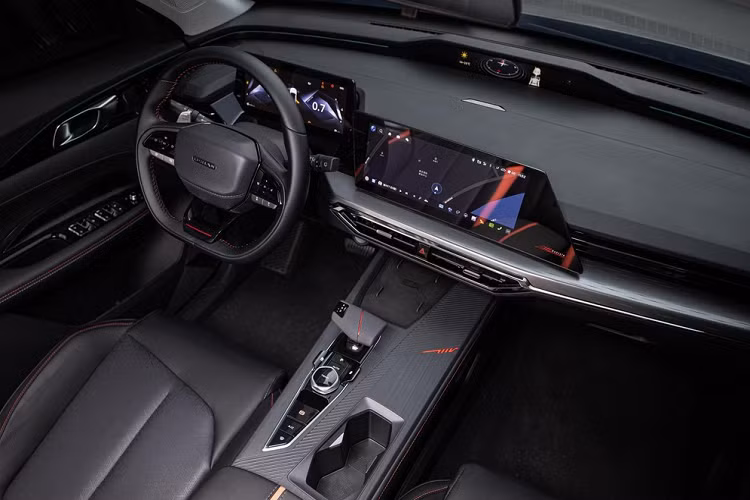 Bước vào trong xe, phối màu của Changan Oshan Z6 2.0L được nâng cấp lên 2 màu tương phản đen đỏ tăng thêm không khí thể thao, đồng thời thiết kế ba màn hình gồm màn hình điều khiển trung tâm 12.3 inch, cụm đồng hồ full LCD 10.3 inch và màn hình nhỏ 9,2 inch được giữ lại, sẽ tích hợp OnStyle 5.1.