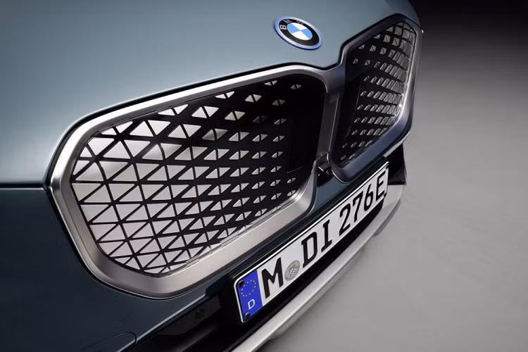 Tuy nhiên, trong tương lai, BMW cũng sẽ mở bán iX1 sang các thị trường Mỹ và Châu Á. Nếu được bán tại Việt Nam, iX1 eDrive20 sẽ là mẫu xe được nhiều khách hàng chú ý bởi mức giá bán hấp dẫn.