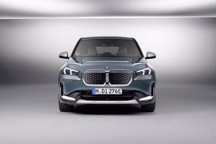 BMW iX1 eDrive20 2023 mới sử dụng một mô tơ điện sản sinh công suất tối đa là 201 mã lực và 247Nm mô-men xoắn. Đây cũng là khối động cơ được dùng trên MINI Countryman đời mới vừa được giới thiệu cách đây không lâu tại Triển lãm Ô tô Munich 2023.