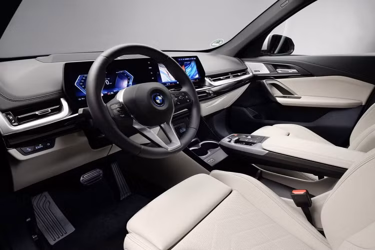 BMW sẽ bắt đầu bàn giao iX1 eDrive20 tới tay khách hàng tại châu Âu từ tháng 11/2023. Trước mắt, hãng xe xứ Bavaria chỉ có kế hoạch phân phối mẫu SUV giá rẻ này tại Lục địa già.