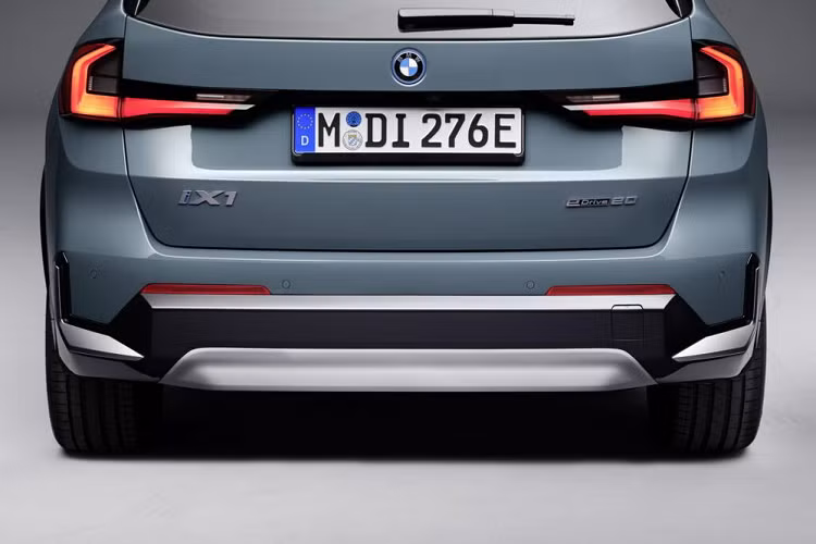 SUV điện BMW iX1 eDrive20 sở hữu thiết kế khá tương đồng so với các phiên bản chạy xăng X1, ngoại trừ khu vực mặt ca lăng được đóng kín. Dù chỉ là phiên bản tiêu chuẩn, xe vẫn sở hữu nhiều trang bị hiện đại như màn hình cong cỡ lớn, điều hòa 2 vùng tự động, camera lùi hay hệ thống hỗ trợ đỗ xe thông minh.