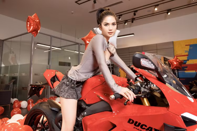 Theo tìm hiểu, giá bán của dòng xe mô tô Ducati Panigale V4 S tại Việt Nam hơn 1 tỷ đồng, chưa bao gồm các chi phí lăn bánh, với số tiền này, nhiều người sẽ nghĩ ngay đến việc mua 1 chiếc xe ôtô để che nắng che mưa cho mình và gia đình, nhưng với "nữ hoàng nội y" Ngọc Trinh hay nhiều biker, việc chọn mua xe Ducati Panigale V4 S chỉ đơn giản đam mê, sưu tập, trong garage chắc chắn đã có xe ôtô, thậm chí là xe siêu sang hay siêu xe.