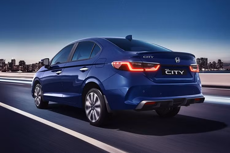 Ngoài ra, xe còn có tổng cộng 9 phiên bản, mức giá Honda City 2023 dao động từ 1,149 - 2,039 triệu Rupee (khoảng 330 - 585 triệu đồng). Bước sang phiên bản 2023, Honda City tại Ấn Độ được thay đổi nhẹ ở thiết kế ngoại thất như lưới tản nhiệt, cản trước/sau, hốc đèn sương mù, hốc gió trung tâm, vành la-zăng, đèn hậu và bộ khuếch tán gió mới.