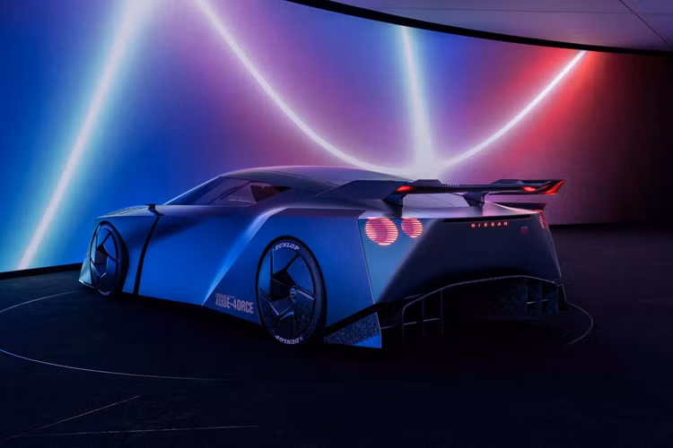 Nissan Hyper Force Concept chạy điện còn có thể mang đến trải nghiệm công nghệ thực tế tăng cường (AR) và thực tế ảo (VR), cho phép chuyển đổi liền mạch giữa thế giới lái xe thực và ảo thông qua chiếc mũ bảo hiểm đặc biệt, tuy nhiên chỉ có thể kích hoạt khi xe đang đứng yên.