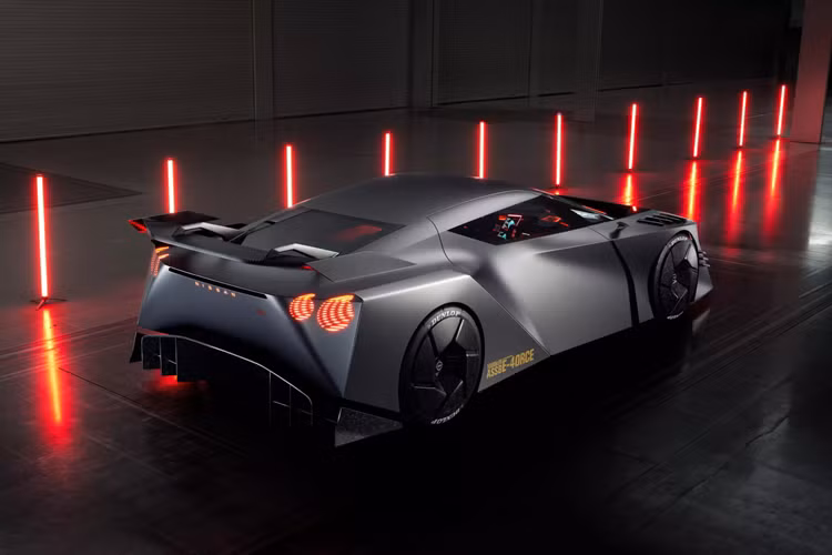 Điểm nổi bật nhất của siêu xe Nissan Hyper Force nằm ở hệ truyền động hoàn toàn bằng điện, có khả năng cung cấp công suất lên tới 1.360 mã lực PS (1.003 kW hoặc 1.345 mã lực hp). Các mô-tơ điện được đặt ở cả 2 trục bánh xe tạo nên hệ dẫn động e-4ORCE tiên tiến, trong khi thân xe làm bằng carbon với khả năng giảm thiểu khối lượng và tăng độ bền.