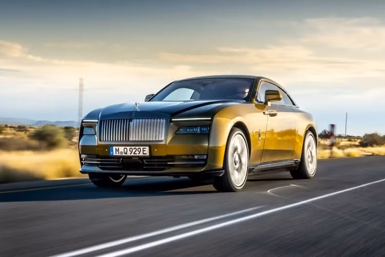 BMW cũng sẽ đi theo mô hình kinh doanh này vào năm 2026. Oliver Zipse cho biết bán hàng trực tiếp mang lại nhiều lợi ích bao gồm “minh bạch hoàn toàn về giá”, tương tác trực tuyến và ngoại tuyến nhanh hơn để mang lại “trải nghiệm khách hàng hoàn toàn mới”.